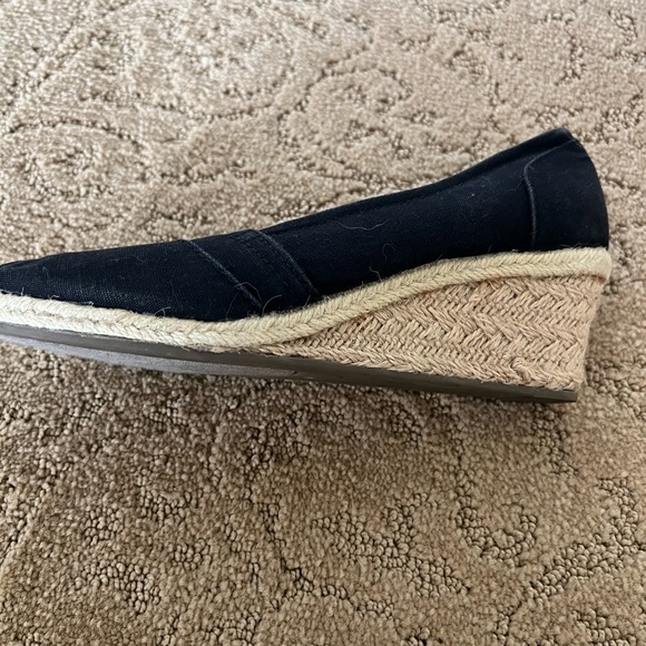 Espadrilles Wedge sandal size 8 Worn Once 2” heel - Picture 2 of 4